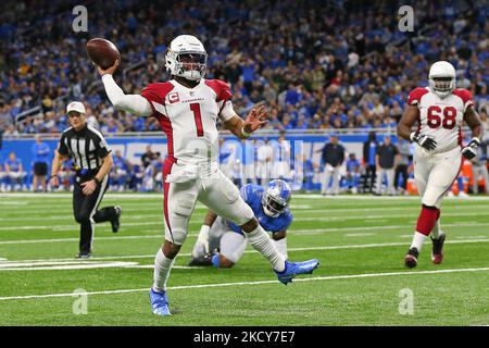 Der Quarterback der Arizona Cardinals Kyler Murray (1) scheint während der ersten Hälfte eines NFL-Fußballspiels gegen die Detroit Lions in Detroit, Michigan, USA, am Sonntag, den 19. Dezember 2021, zu bestehen. (Foto von Jorge Lemus/NurPhoto) Stockfoto