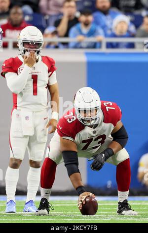Der Wächter der Arizona Cardinals, Max Garcia (73), bereitet sich darauf vor, am Sonntag, den 19. Dezember 2021, während eines NFL-Fußballspiels zwischen den Detroit Lions und den Arizona Cardinals in Detroit, Michigan, USA, den Ball an den Quarterback Kyler Murray (1) der Arizona Cardinals zu schnappen. (Foto von Amy Lemus/NurPhoto) Stockfoto