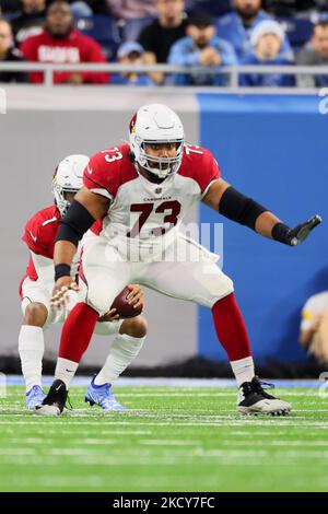 Die Arizona Cardinals bewachen Max Garcia (73) die Arizona Cardinals Quarterback Kyler Murray (1), während er sich darauf vorbereitet, den Ball während eines NFL-Fußballspiels zwischen den Detroit Lions und den Arizona Cardinals in Detroit, Michigan, USA, am Sonntag, dem 19. Dezember 2021, zu werfen. (Foto von Amy Lemus/NurPhoto) Stockfoto