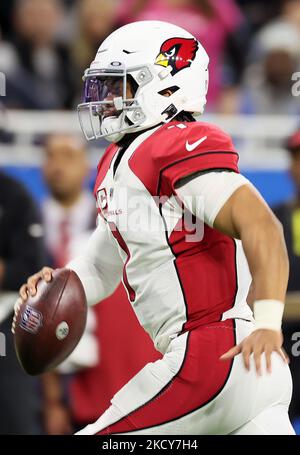 Arizona Cardinals Quarterback Kyler Murray (1) läuft mit dem Ball während eines NFL-Fußballspiels zwischen den Detroit Lions und den Arizona Cardinals in Detroit, Michigan, USA, am Sonntag, 19. Dezember 2021. (Foto von Amy Lemus/NurPhoto) Stockfoto