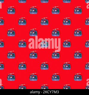 Weihnachtsmuster von einem Weihnachtsbaumspielzeug, einem Bären in einer Kabine auf rotem Hintergrund. Festliches Konzept für das neue Jahr. Stockfoto