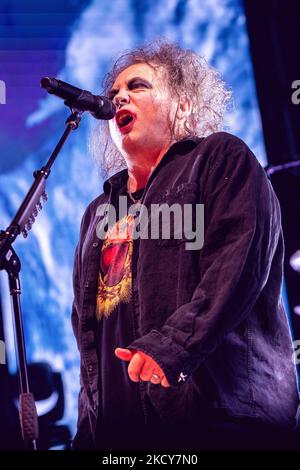 Mailand, Italien. 04.. November 2022. Robert Smith von der englischen Rockband The Cure tritt live auf der Bühne des Mediolanum Forum in Mailand auf. (Foto von Mairo Cinquetti/SOPA Images/Sipa USA) Quelle: SIPA USA/Alamy Live News Stockfoto