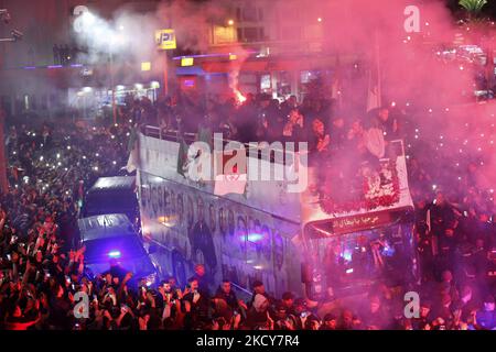 Die algerische Fußballnationalmannschaft feiert am 19. Dezember 2021 mit ihren Anhängern in Algier einen Tag nach dem Sieg beim Arabischen Cup 2021 in einem Bus. - Algerien gewann am 18. Dezember den Arabischen Pokal, indem es Tunesien nach mehr Zeit in Katar mit 2-0 besiegte. (Foto von Bilral Bensalem/NurPhoto) Stockfoto