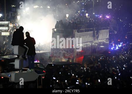 Die algerische Fußballnationalmannschaft feiert am 19. Dezember 2021 mit ihren Anhängern in Algier einen Tag nach dem Sieg beim Arabischen Cup 2021 in einem Bus. - Algerien gewann am 18. Dezember den Arabischen Pokal, indem es Tunesien nach mehr Zeit in Katar mit 2-0 besiegte. (Foto von Bilral Bensalem/NurPhoto) Stockfoto