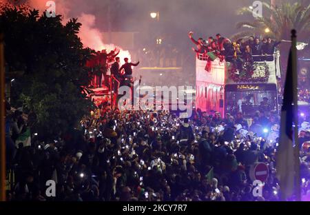 Die algerische Fußballnationalmannschaft feiert am 19. Dezember 2021 mit ihren Anhängern in Algier einen Tag nach dem Sieg beim Arabischen Cup 2021 in einem Bus. - Algerien gewann am 18. Dezember den Arabischen Pokal, indem es Tunesien nach mehr Zeit in Katar mit 2-0 besiegte. (Foto von Bilral Bensalem/NurPhoto) Stockfoto