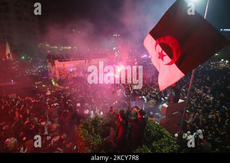 Die algerische Fußballnationalmannschaft feiert am 19. Dezember 2021 mit ihren Anhängern in Algier einen Tag nach dem Sieg beim Arabischen Cup 2021 in einem Bus. - Algerien gewann am 18. Dezember den Arabischen Pokal, indem es Tunesien nach mehr Zeit in Katar mit 2-0 besiegte. (Foto von Bilral Bensalem/NurPhoto) Stockfoto