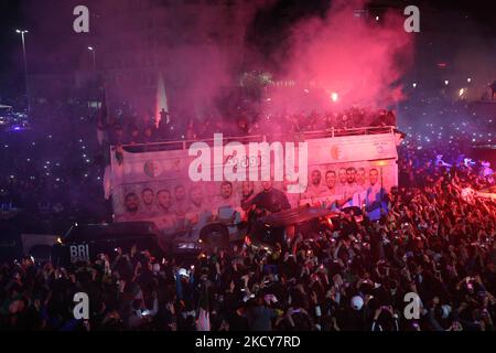 Die algerische Fußballnationalmannschaft feiert am 19. Dezember 2021 mit ihren Anhängern in Algier einen Tag nach dem Sieg beim Arabischen Cup 2021 in einem Bus. - Algerien gewann am 18. Dezember den Arabischen Pokal, indem es Tunesien nach mehr Zeit in Katar mit 2-0 besiegte. (Foto von Bilral Bensalem/NurPhoto) Stockfoto