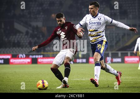 Torino-Stürmer Antonio Sanabria (19) kämpft für den Ball gegen Hellas Verona Verteidiger Nicolo Casale (16) während des Serie A Fußballspiels n.18 TORINO - HELLAS VERONA am 19. Dezember 2021 im Stadio Olimpico Grande Torino in Turin, Piemont, Italien. Endergebnis: Torino-Hellas Verona 1-0. (Foto von Matteo Bottanelli/NurPhoto) Stockfoto