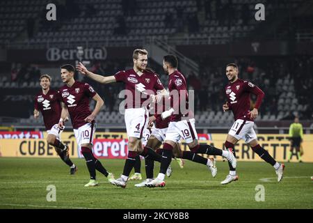 Torino-Mittelfeldspieler Tommaso Pobega (4) feiert mit dem Torino-Stürmer Antonio Sanabria (19), nachdem er während des Serie-A-Fußballspiels n.18 TORINO - HELLAS VERONA am 19. Dezember 2021 im Stadio Olimpico Grande Torino in Turin, Piemont, Italien, sein Tor um 1-0 Punkte erreicht hat. Endergebnis: Torino-Hellas Verona 1-0. (Foto von Matteo Bottanelli/NurPhoto) Stockfoto