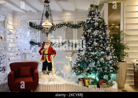 Weihnachtsdekoration in einem Hotel vor den Weihnachtsfeiern in Bogor, West Java, Indonesien am 20. Dezember 2021. (Foto von Adriana Adie/NurPhoto) Stockfoto