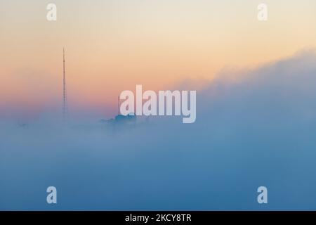 Starker Nebel, der vom Ohio River kommt, wird gesehen, wenn die Sonne über Cincinnati und Nord-Kentucky aufgeht. Montag, 20. Dezember 2021, in Cincinnati, Ohio, USA. (Foto von Jason Whitman/NurPhoto) Stockfoto