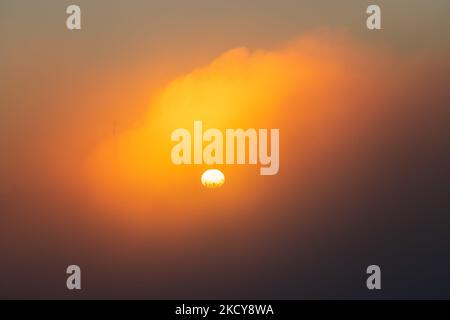 Starker Nebel, der vom Ohio River kommt, wird gesehen, wenn die Sonne über Cincinnati und Nord-Kentucky aufgeht. Montag, 20. Dezember 2021, in Cincinnati, Ohio, USA. (Foto von Jason Whitman/NurPhoto) Stockfoto