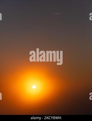 Starker Nebel, der vom Ohio River kommt, wird gesehen, wenn die Sonne über Cincinnati und Nord-Kentucky aufgeht. Montag, 20. Dezember 2021, in Cincinnati, Ohio, USA. (Foto von Jason Whitman/NurPhoto) Stockfoto