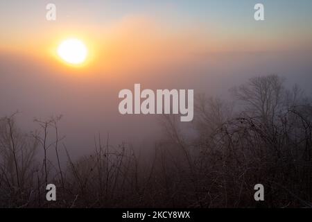 Starker Nebel, der vom Ohio River kommt, wird gesehen, wenn die Sonne über Cincinnati und Nord-Kentucky aufgeht. Montag, 20. Dezember 2021, in Cincinnati, Ohio, USA. (Foto von Jason Whitman/NurPhoto) Stockfoto