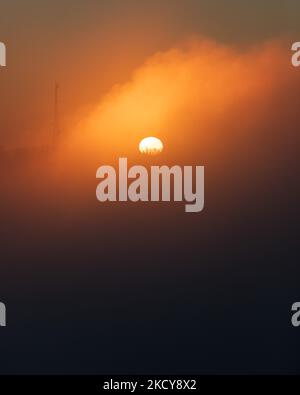 Starker Nebel, der vom Ohio River kommt, wird gesehen, wenn die Sonne über Cincinnati und Nord-Kentucky aufgeht. Montag, 20. Dezember 2021, in Cincinnati, Ohio, USA. (Foto von Jason Whitman/NurPhoto) Stockfoto