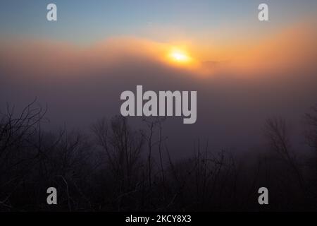 Starker Nebel, der vom Ohio River kommt, wird gesehen, wenn die Sonne über Cincinnati und Nord-Kentucky aufgeht. Montag, 20. Dezember 2021, in Cincinnati, Ohio, USA. (Foto von Jason Whitman/NurPhoto) Stockfoto