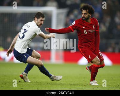 L-R Tottenham Hotspur's Ben Davies and ki11 during Premier League between Tottenham Hotspur and Liverpool at Tottenham Hotspur Stadium , London, England on 19. December 2021 (Photo by Action Foto Sport/NurPhoto) Stockfoto