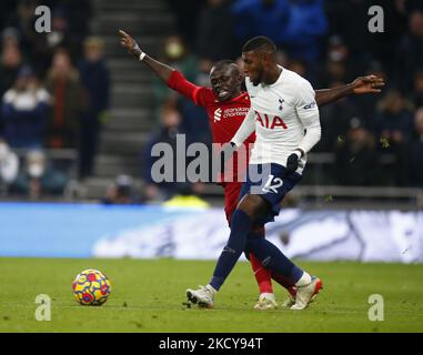 Emerson Royal von Tottenham Hotspur nimmt während der Premier League zwischen Tottenham Hotspur und Liverpool im Tottenham Hotspur-Stadion, London, England, am 19.. Dezember 2021 das Sadio Mane von Liverpool in die Kamera (Foto by Action Foto Sport/NurPhoto) Stockfoto