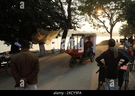 Ein batteriebetriebenes Auto-Rikscha befördert Passagiere auf dem Weg durch eine Straße am Fluss Buriganga in Dhaka, Bangladesch, am 20. Dezember 2021. (Foto von Syed Mahamudur Rahman/NurPhoto) Stockfoto