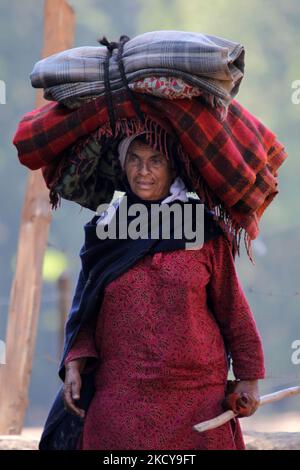 In Pahalgam, Kaschmir, Indien, trägt eine kashmirische Frau Decken auf ihrem Kopf. (Foto von Creative Touch Imaging Ltd./NurPhoto) Stockfoto