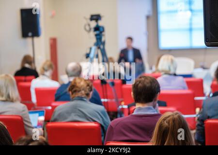 Geschäftsleute, die am Abend eine Präsentation ansehen Stockfoto