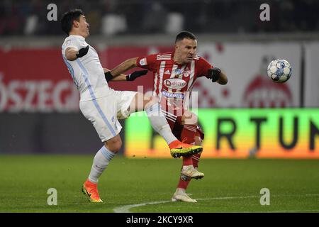 Adnan Aganovic und Claudiu Keseru in Aktion während des Liga 1 Romania Spiels zwischen Sepsi OSK Sfantu Gheorghe und FCSB, in Sfantu Gheorghe, Sonntag, 19. dezember 2021. (Foto von Alex Nicodim/NurPhoto) Stockfoto