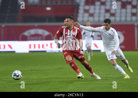 Adnan Aganovic und Valentin Gheorghe in Aktion während des Liga 1 Romania Spiels zwischen Sepsi OSK Sfantu Gheorghe und FCSB, in Sfantu Gheorghe, Sonntag, 19. dezember 2021. (Foto von Alex Nicodim/NurPhoto) Stockfoto