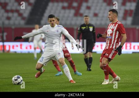 Adnan Aganovic und Valentin Gheorghe in Aktion während des Liga 1 Romania Spiels zwischen Sepsi OSK Sfantu Gheorghe und FCSB, in Sfantu Gheorghe, Sonntag, 19. dezember 2021. (Foto von Alex Nicodim/NurPhoto) Stockfoto