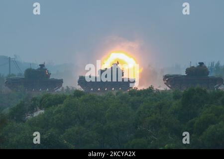 M60-A3 Panzer feuern Kanonen während einer militärischen Live-Munitionsübung in Hsinchu, Taiwan, an einem unbenannten Ort, inmitten steigender Spannungen mit China, am 21. Dezember 2021. Taiwan ist mit zunehmenden militärischen Bedrohungen aus China konfrontiert, darunter chinesische PLA-Kampfflugzeuge, die zur Kreuzfahrt um die Insel geschickt wurden, während die USA mehr Waffenverkäufe an Taiwan anboten. (Foto von Ceng Shou Yi/NurPhoto) Stockfoto