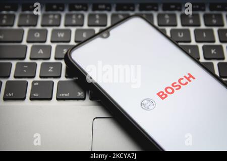 In dieser Abbildung ist ein Logo der Robert Bosch GmbH zu sehen, das am 21. Dezember 2021 in Athen, Griechenland, auf einem Smartphone-Bildschirm mit einem Computerschlüsselwort im Hintergrund angezeigt wird. (Foto von Nikolas Kokovlis/NurPhoto) Stockfoto