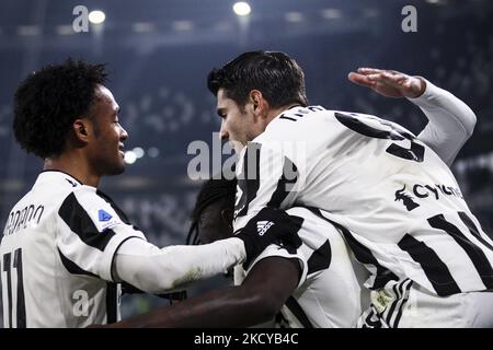 Juventus-Stürmer Moise Kean (18) feiert mit seinen Teamkollegen, nachdem er beim Fußballspiel der Serie A am 21. Dezember 2021 im Allianz-Stadion in Turin, Piemont, Italien, sein Tor zu 1-0 erreicht hat. Endergebnis: Juventus-Cagliari 2-0. (Foto von Matteo Bottanelli/NurPhoto) Stockfoto