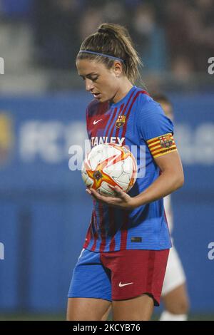 11 Alexia Putellas vom FC Barcelona mit dem Ball während des La Liga Iberdrola-Spiels zwischen dem FC Barcelona und Madrid CFF im Johan Cruyff Stadium am 22. Dezember 2021 in Barcelona, Spanien. (Foto von Xavier Bonilla/NurPhoto) Stockfoto