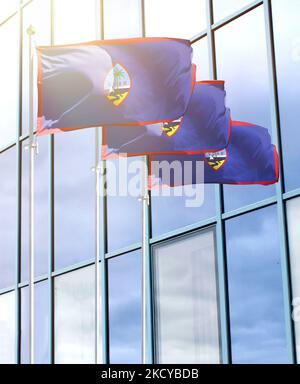 Fahnenmasten mit der Flagge Guams vor dem Business Center Stockfoto