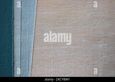 Blau und weiß lackierte Holzplatte mit negativem Platz für Kopie. Stockfoto