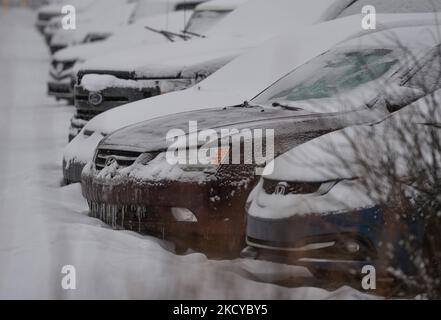 Schnee bedeckt geparkte Autos in der Innenstadt von Edmonton. Am Mittwoch, den 22. Dezember 2021, Kanada. (Foto von Artur Widak/NurPhoto) Stockfoto