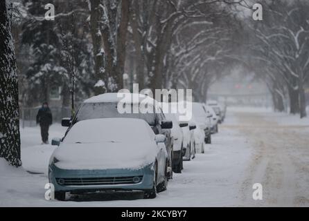 Schnee bedeckt die Straßen und geparkten Autos in der Innenstadt von Edmonton. Am Mittwoch, den 22. Dezember 2021, Kanada. (Foto von Artur Widak/NurPhoto) Stockfoto