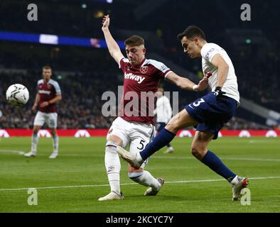 Harrison Ashby von L-R West Ham United und Sergio Regulon von Tottenham Hotspur während des Carabao Cup Viertelfinales zwischen Tottenham Hotspur und West Ham United am 22.. Dezember 2021 im Tottenham Hotspur Stadion in London, England (Foto by Action Foto Sport/NurPhoto) Stockfoto