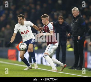 L-R Sergio Regulon von Tottenham Hotspur und Harrison Ashby von West Ham United während des Carabao Cup Viertelfinales zwischen Tottenham Hotspur und West Ham United am 22.. Dezember 2021 im Tottenham Hotspur Stadion in London, England (Foto by Action Foto Sport/NurPhoto) Stockfoto