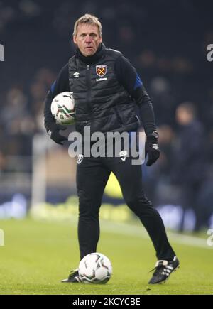 Erster Teamtrainer Stuart Pearce beim Vorspiel-Warm-up beim Carabao Cup Viertelfinale zwischen Tottenham Hotspur und West Ham United am 22.. Dezember 2021 im Tottenham Hotspur Stadion in London, England (Foto by Action Foto Sport/NurPhoto) Stockfoto