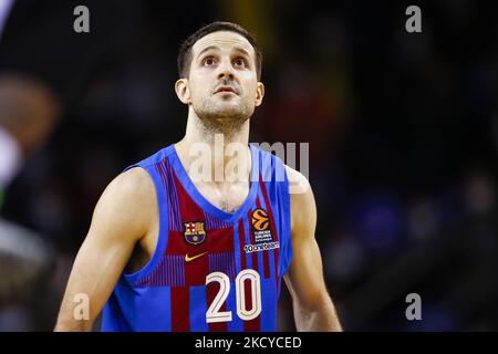 20 Nicolas Laprovittola vom FC Barcelona beim regulären Basketball-Saisonspiel der Turkish Airlines Euroleague zwischen dem FC Barcelona und UNICS Kazan im Palau Blaugrana am 22. Dezember 2021 in Barcelona, Spanien. (Foto von Xavier Bonilla/NurPhoto) Stockfoto