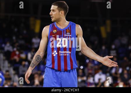 20 Nicolas Laprovittola vom FC Barcelona beim regulären Basketball-Saisonspiel der Turkish Airlines Euroleague zwischen dem FC Barcelona und UNICS Kazan im Palau Blaugrana am 22. Dezember 2021 in Barcelona, Spanien. (Foto von Xavier Bonilla/NurPhoto) Stockfoto