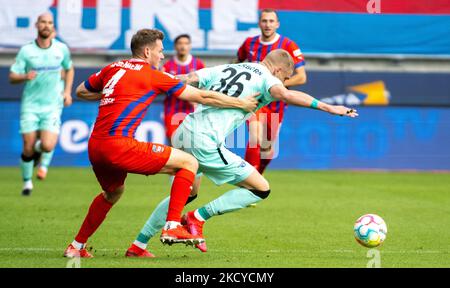 Heidenheim, Deutschland. 05.. November 2022. Fußball: 2. Bundesliga, 1. FC Heidenheim - SC Paderborn 07, Matchday 15 in der Voith Arena. Heidenheims Tim Siersleben (l.) und Paderborns Felix Platte kämpfen um den Ball. Quelle: Stefan Puchner/dpa - WICHTIGER HINWEIS: Gemäß den Anforderungen der DFL Deutsche Fußball Liga und des DFB Deutscher Fußball-Bund ist es untersagt, im Stadion und/oder vom Spiel aufgenommene Fotos in Form von Sequenzbildern und/oder videoähnlichen Fotoserien zu verwenden oder zu verwenden./dpa/Alamy Live News Stockfoto