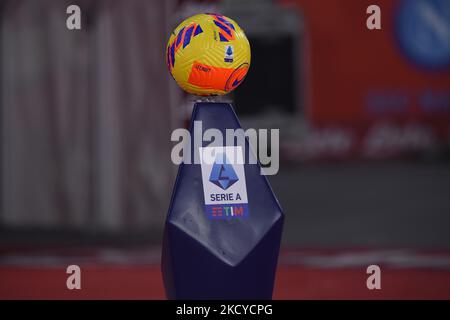 Offizieller Spielball vor der Serie Ein Spiel zwischen SSC Napoli und Spezia Calcio im Stadio Diego Armando Maradona Neapel Italien am 22. Dezember 2021. (Foto von Franco Romano/NurPhoto) Stockfoto