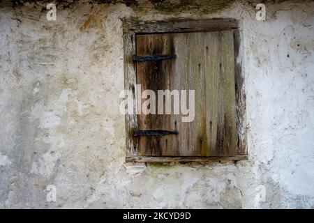 Sehr alte hölzerne Fensterläden auf grungige Oberfläche gesetzt, Stockfoto