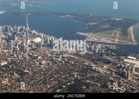 Luftaufnahme der Stadt Toronto in Ontario, Ontario, Kanada, am 26. August 2012. Die hier gezeigten Wolkenkratzer in der Innenstadt sind die bemerkenswerten Wahrzeichen des CN Tower und des Skydome Stadions. (Foto von Creative Touch Imaging Ltd./NurPhoto) Stockfoto