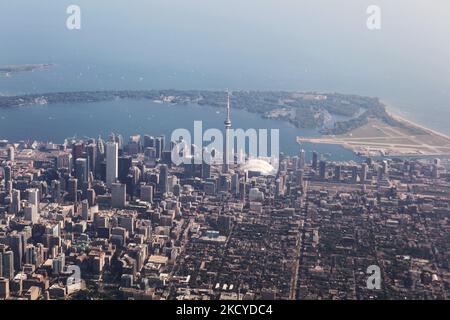 Luftaufnahme der Stadt Toronto in Ontario, Ontario, Kanada, am 26. August 2012. Die hier gezeigten Wolkenkratzer in der Innenstadt sind die bemerkenswerten Wahrzeichen des CN Tower und des Skydome Stadions. (Foto von Creative Touch Imaging Ltd./NurPhoto) Stockfoto