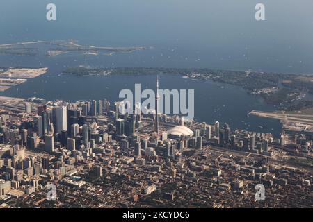 Luftaufnahme der Stadt Toronto in Ontario, Ontario, Kanada, am 26. August 2012. Die hier gezeigten Wolkenkratzer in der Innenstadt sind die bemerkenswerten Wahrzeichen des CN Tower und des Skydome Stadions. (Foto von Creative Touch Imaging Ltd./NurPhoto) Stockfoto