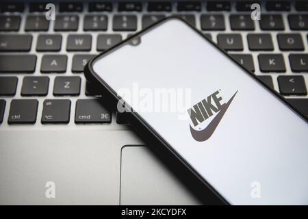 In dieser Fotobilder ist ein Nike Logo zu sehen, das am 23. Dezember 2021 in Athen, Griechenland, auf einem Smartphone-Bildschirm mit einem Computerschlüsselwort im Hintergrund angezeigt wird. (Foto von Nikolas Kokovlis/NurPhoto) Stockfoto