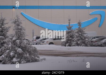 Amazon-Logo auf der Vorderseite der Amazon Fulfillment Services DYB3 in Nisku. Am Mittwoch, den 22. Dezember 2021, Kanada. (Foto von Artur Widak/NurPhoto) Stockfoto