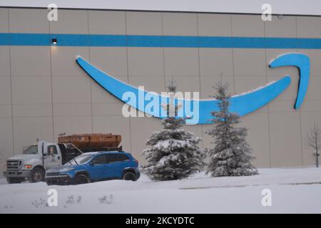 Amazon-Logo auf der Vorderseite der Amazon Fulfillment Services DYB3 in Nisku. Am Mittwoch, den 22. Dezember 2021, Kanada. (Foto von Artur Widak/NurPhoto) Stockfoto